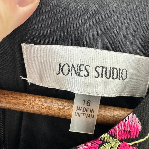 Jones Studio Size 16 Black Boatneck Dress Pink Embroidered Floral Scalloped Hem - Picture 7 of 11